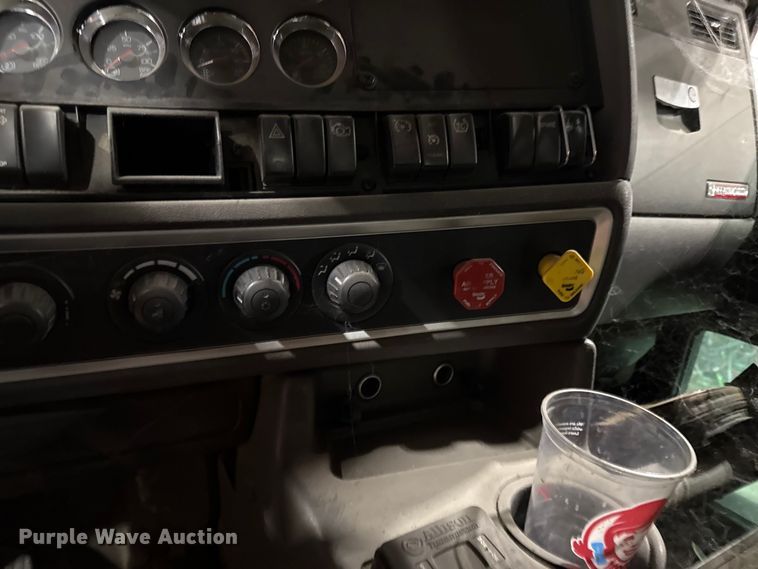 image for item DZ4332 2016 Kenworth T400 semi truck