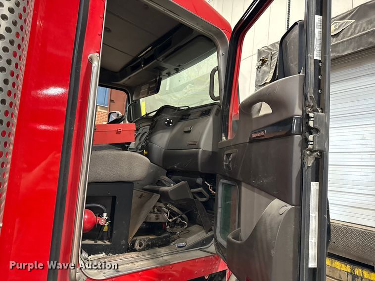 image for item DZ4332 2016 Kenworth T400 semi truck