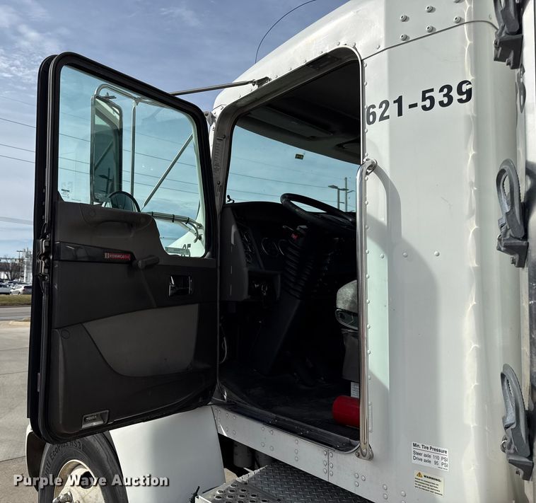 image for item DZ4336 2012 Kenworth refrigerated truck