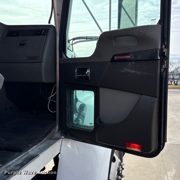 image for item DZ4336 2012 Kenworth refrigerated truck