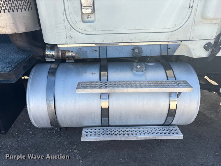 image for item EA7944 2007 International 5900i semi truck