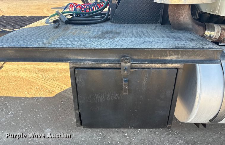 image for item EA7944 2007 International 5900i semi truck