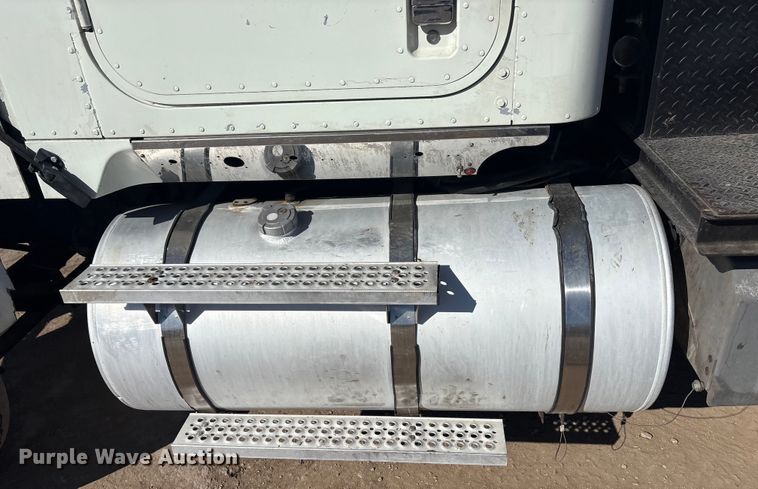 image for item EA7944 2007 International 5900i semi truck