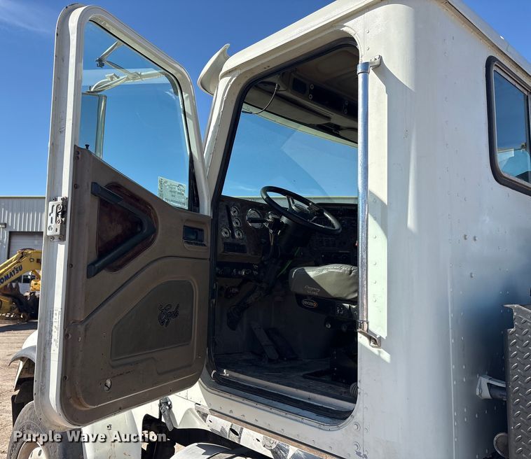 image for item EA7944 2007 International 5900i semi truck