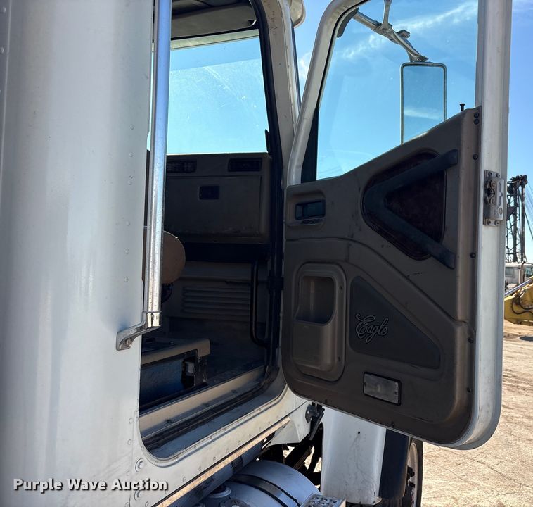 image for item EA7944 2007 International 5900i semi truck