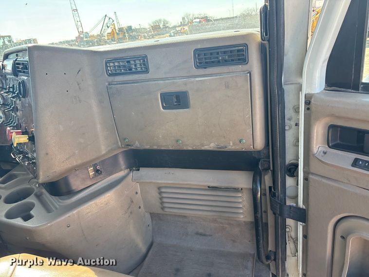 image for item EA7944 2007 International 5900i semi truck