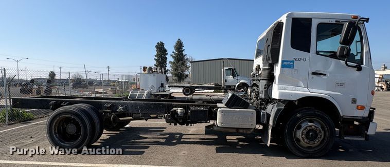 image for item EC8213 2013 UD 2600 truck cab and chassis