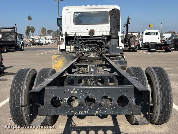 image for item EC8213 2013 UD 2600 truck cab and chassis