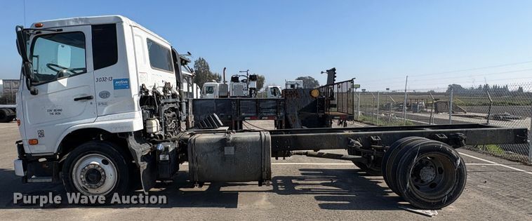 image for item EC8213 2013 UD 2600 truck cab and chassis