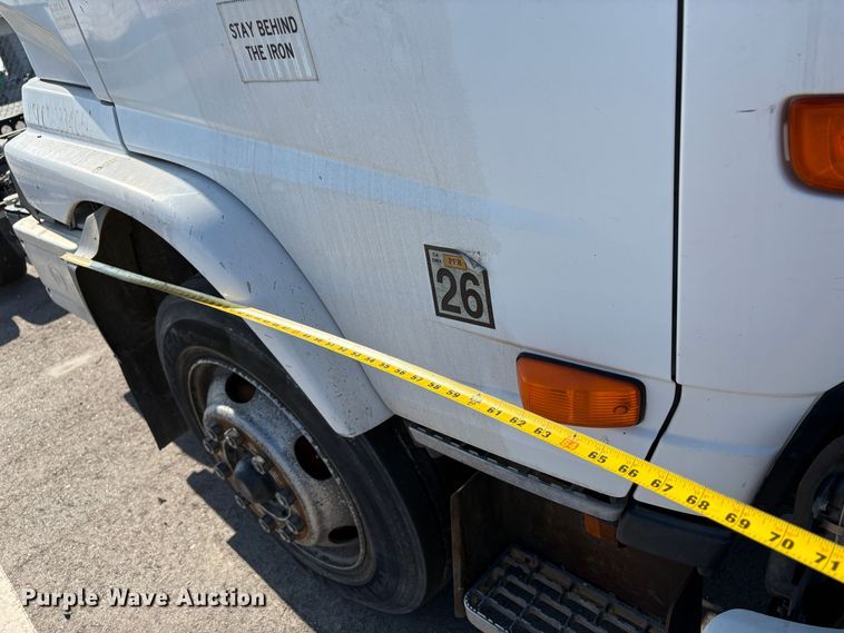 image for item EC8213 2013 UD 2600 truck cab and chassis