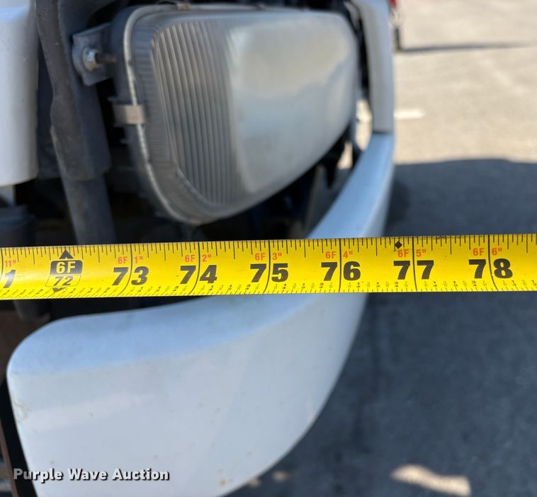 image for item EC8213 2013 UD 2600 truck cab and chassis