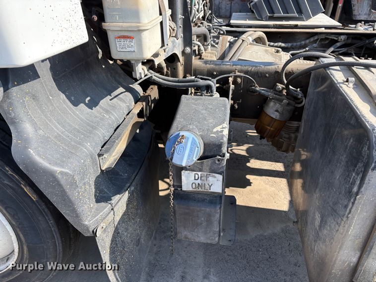 image for item EC8213 2013 UD 2600 truck cab and chassis