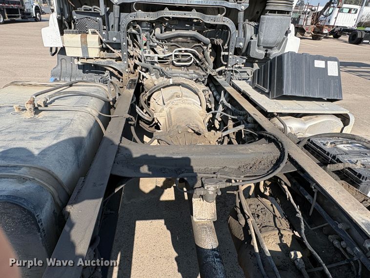 image for item EC8213 2013 UD 2600 truck cab and chassis