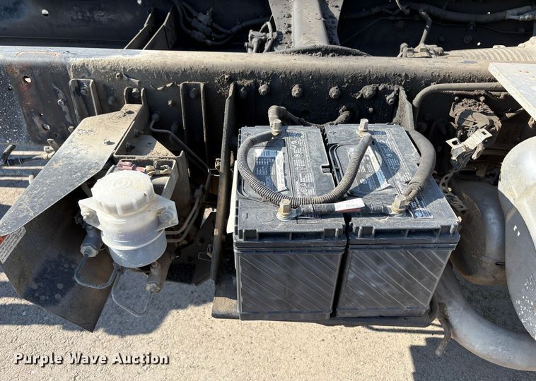 image for item EC8213 2013 UD 2600 truck cab and chassis