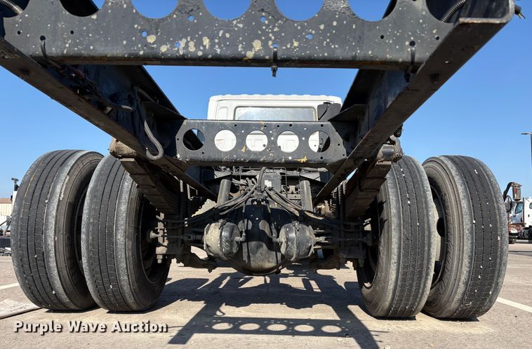 image for item EC8213 2013 UD 2600 truck cab and chassis