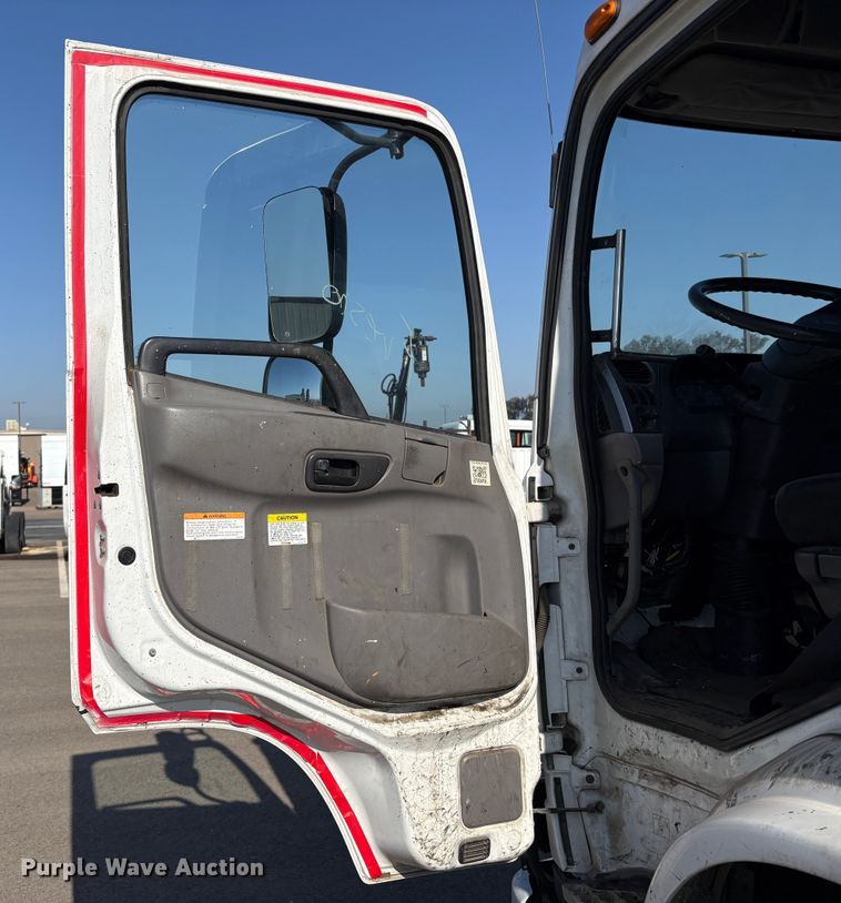 image for item EC8213 2013 UD 2600 truck cab and chassis