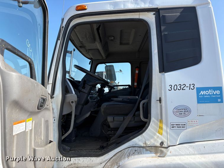 image for item EC8213 2013 UD 2600 truck cab and chassis