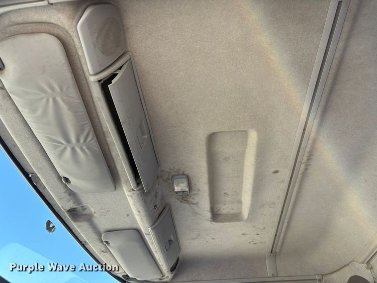 image for item EC8213 2013 UD 2600 truck cab and chassis