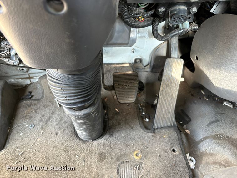 image for item EC8213 2013 UD 2600 truck cab and chassis