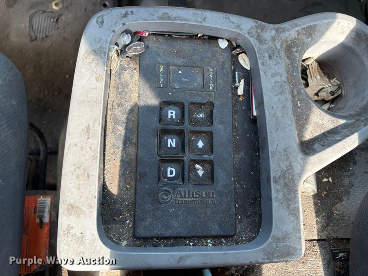 image for item EC8213 2013 UD 2600 truck cab and chassis