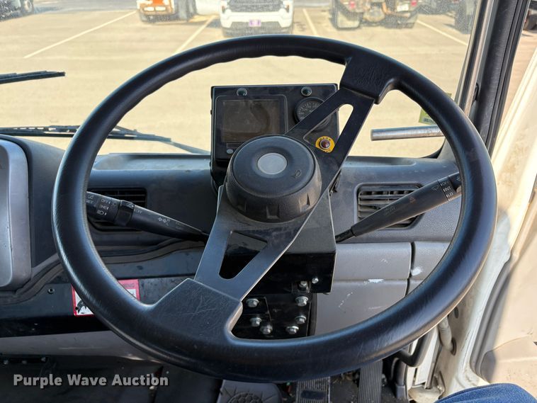 image for item EC8213 2013 UD 2600 truck cab and chassis