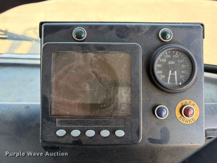 image for item EC8213 2013 UD 2600 truck cab and chassis