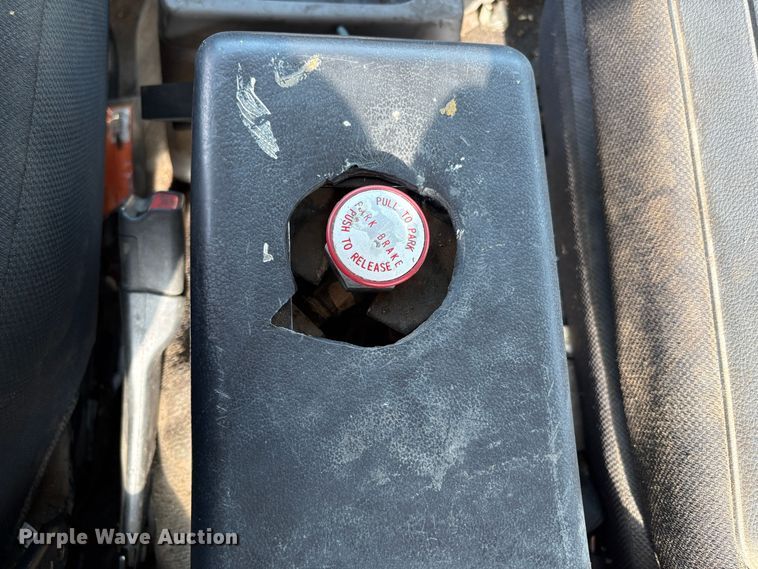 image for item EC8213 2013 UD 2600 truck cab and chassis