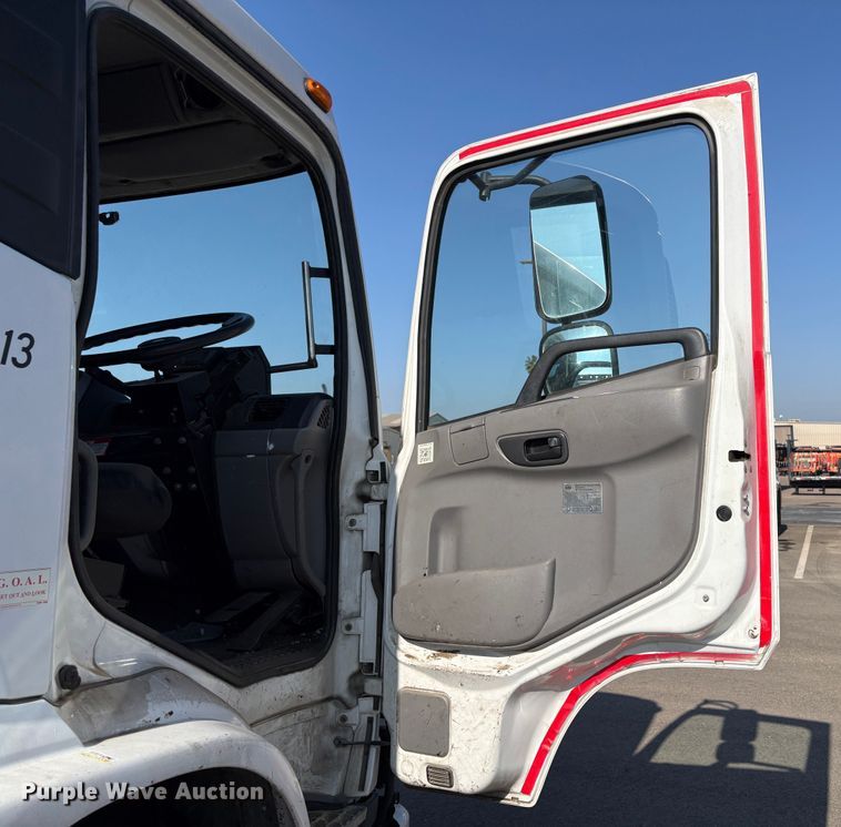 image for item EC8213 2013 UD 2600 truck cab and chassis