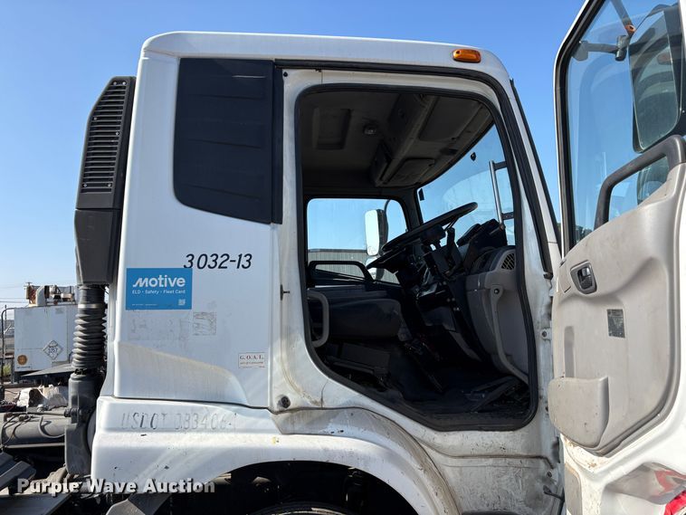image for item EC8213 2013 UD 2600 truck cab and chassis