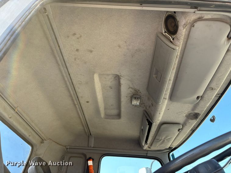 image for item EC8213 2013 UD 2600 truck cab and chassis