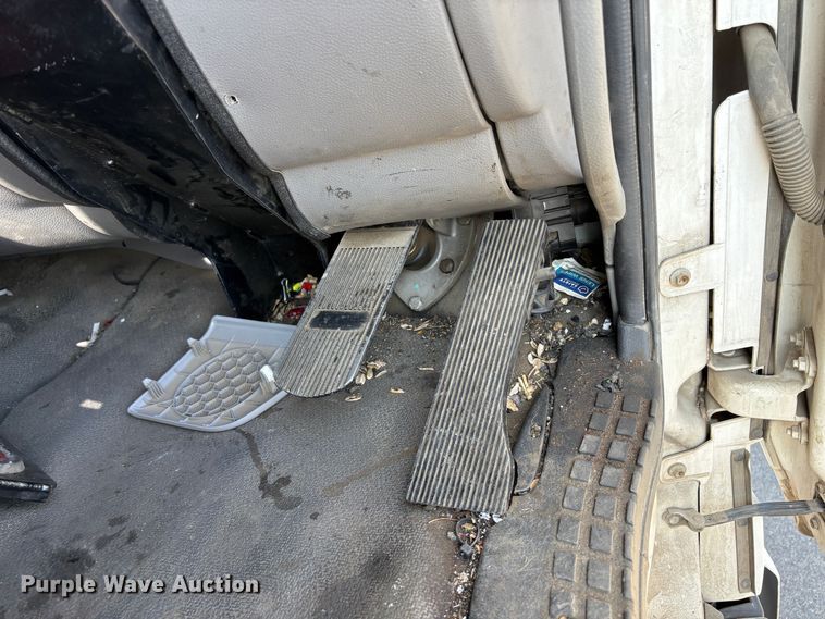 image for item EC8213 2013 UD 2600 truck cab and chassis