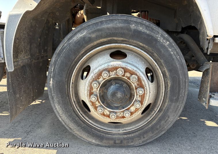 image for item EC8213 2013 UD 2600 truck cab and chassis