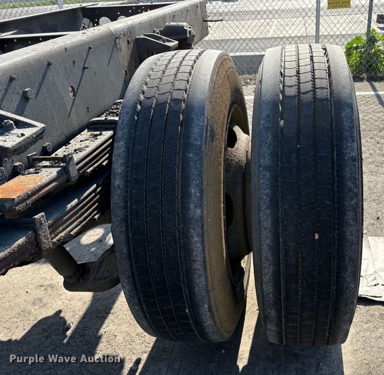 image for item EC8213 2013 UD 2600 truck cab and chassis