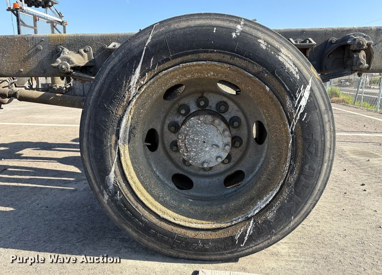 image for item EC8213 2013 UD 2600 truck cab and chassis