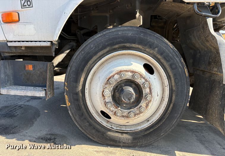 image for item EC8213 2013 UD 2600 truck cab and chassis