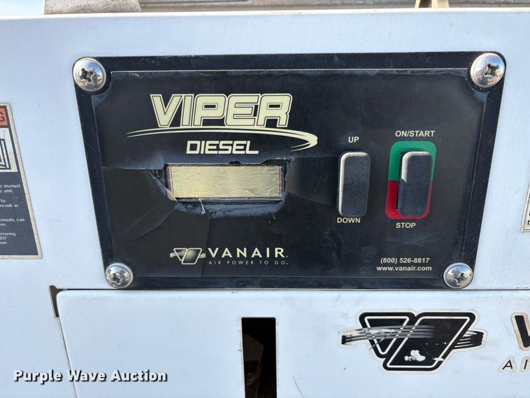 image for item EC8214 2013 Peterbilt 320 flatbed truck