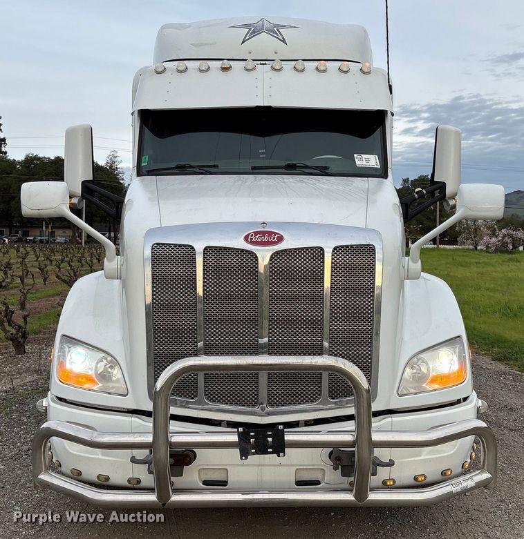 image for item EC8239 2017 Peterbilt 579 semi truck