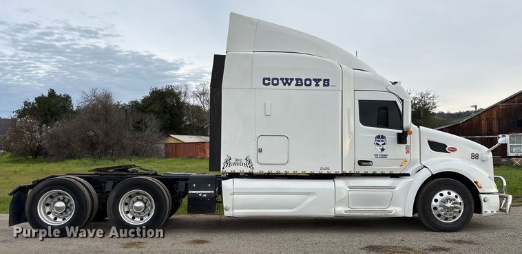 image for item EC8239 2017 Peterbilt 579 semi truck
