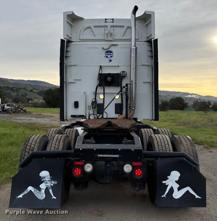 image for item EC8239 2017 Peterbilt 579 semi truck