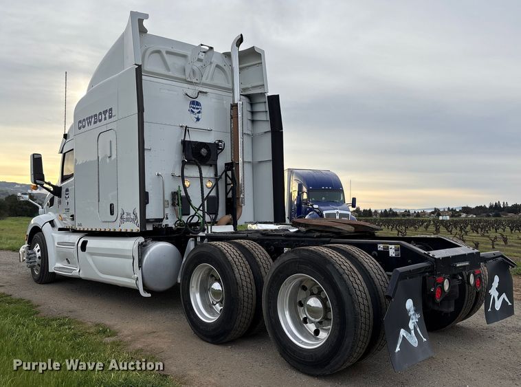 image for item EC8239 2017 Peterbilt 579 semi truck