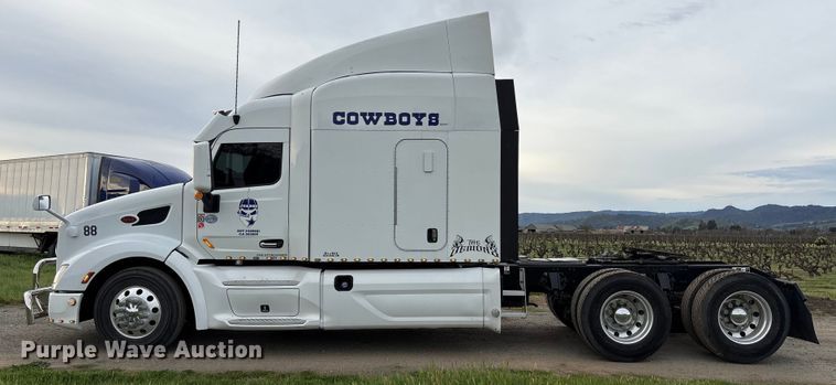 image for item EC8239 2017 Peterbilt 579 semi truck