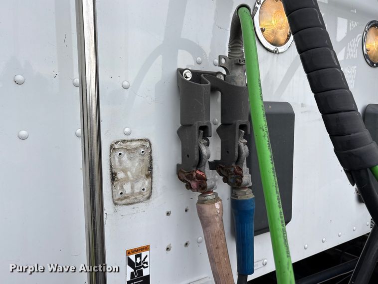 image for item EC8239 2017 Peterbilt 579 semi truck