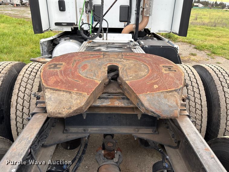 image for item EC8239 2017 Peterbilt 579 semi truck