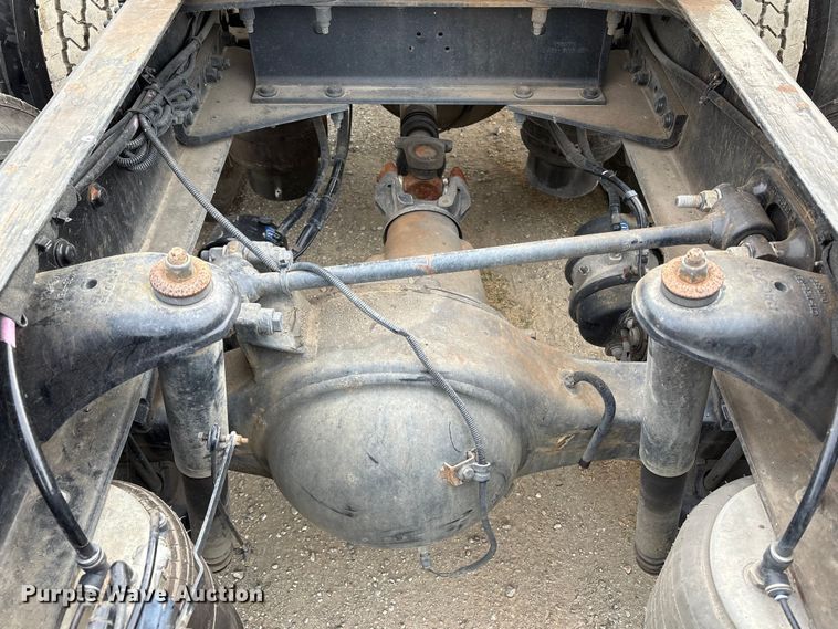 image for item EC8239 2017 Peterbilt 579 semi truck