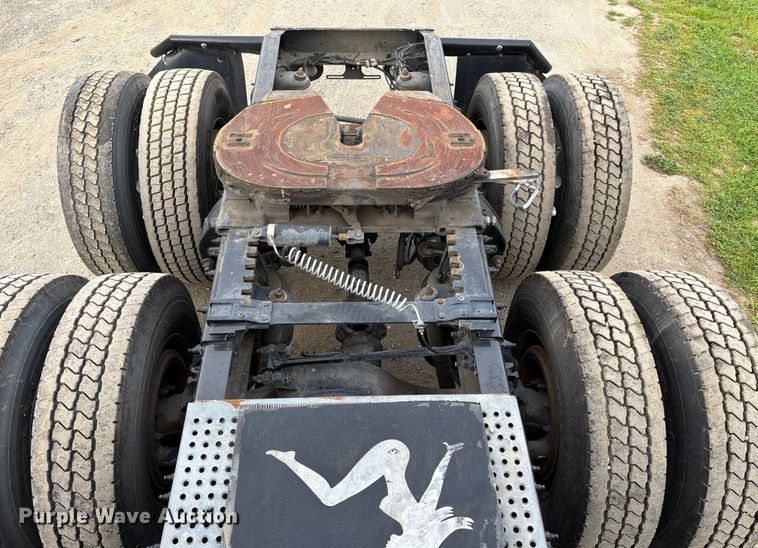 image for item EC8239 2017 Peterbilt 579 semi truck