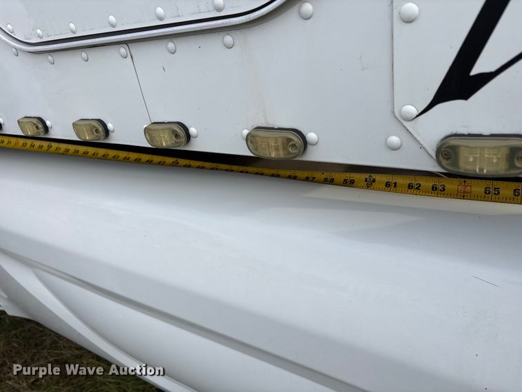 image for item EC8239 2017 Peterbilt 579 semi truck