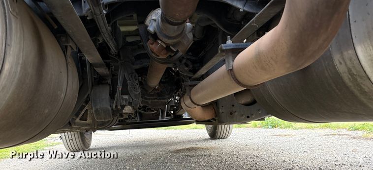 image for item EC8239 2017 Peterbilt 579 semi truck