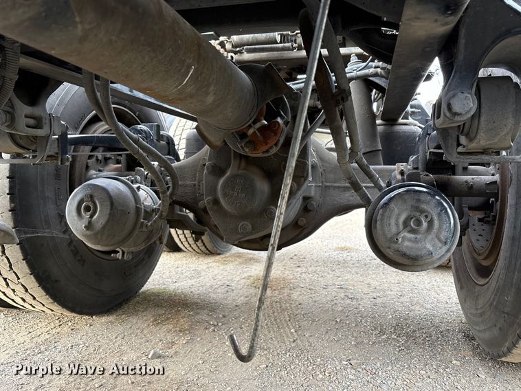 image for item EC8239 2017 Peterbilt 579 semi truck