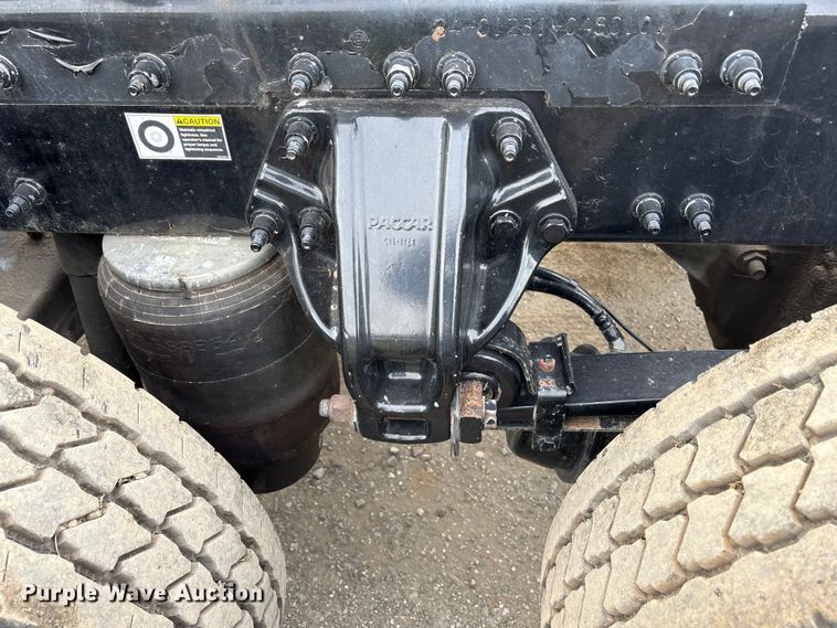 image for item EC8239 2017 Peterbilt 579 semi truck