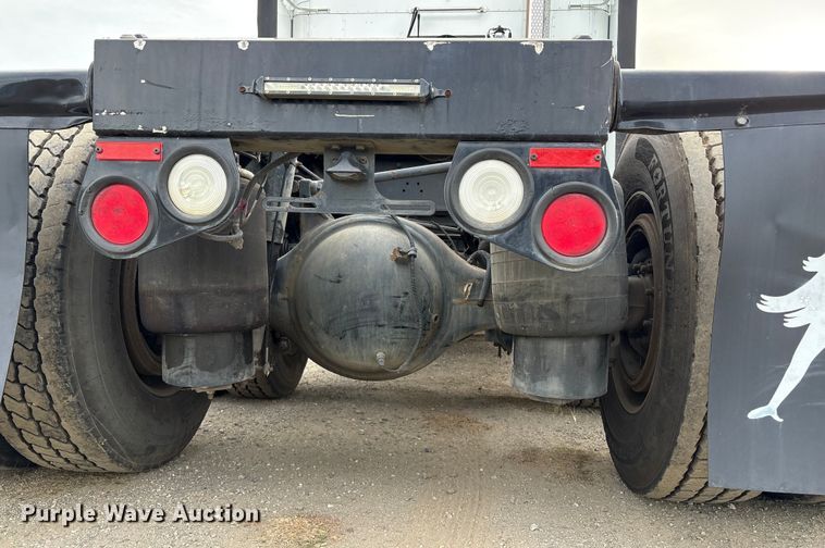 image for item EC8239 2017 Peterbilt 579 semi truck